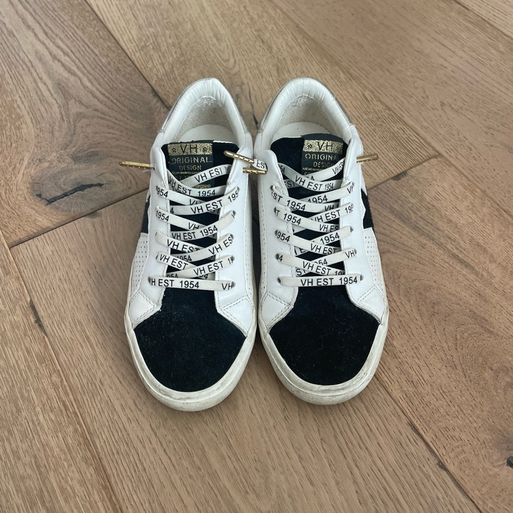 Vintage Havana cute sneakers! Black white and gold!